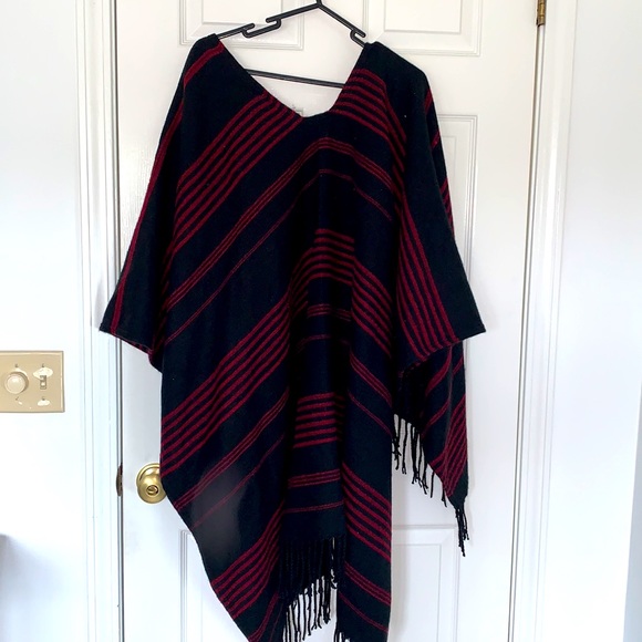 Garnet and black boutique poncho - Picture 6 of 6